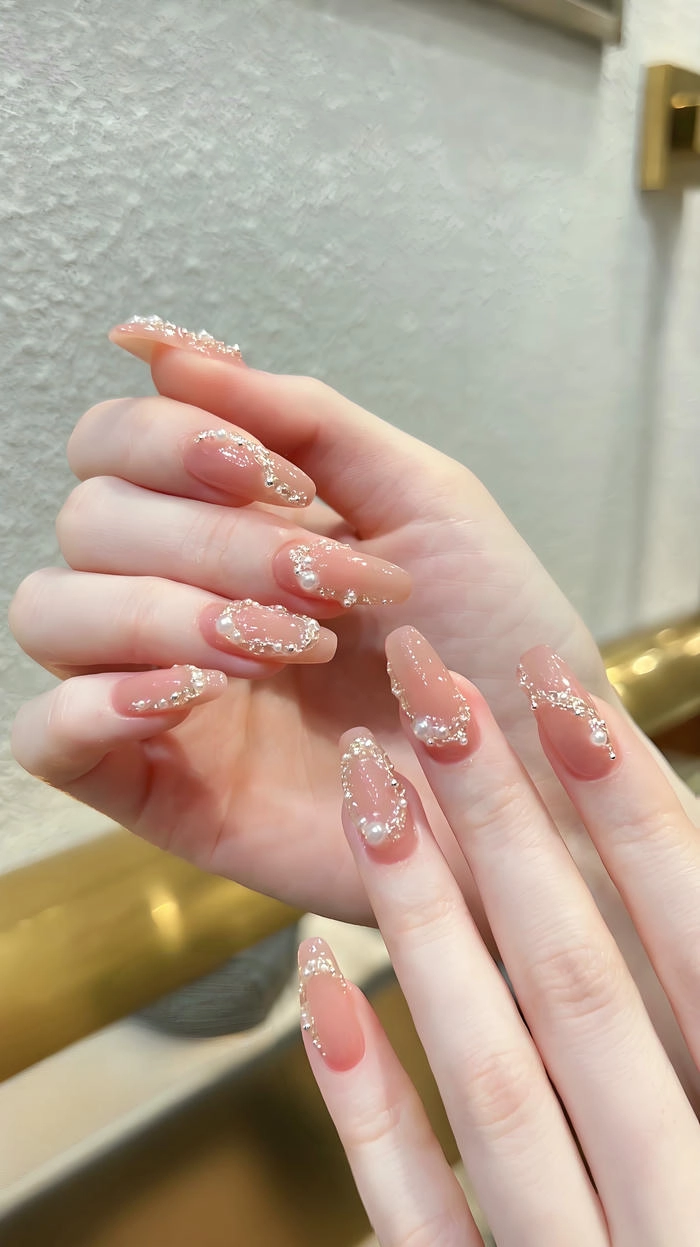 Mẫu nail đính ngọc trai nền hồng