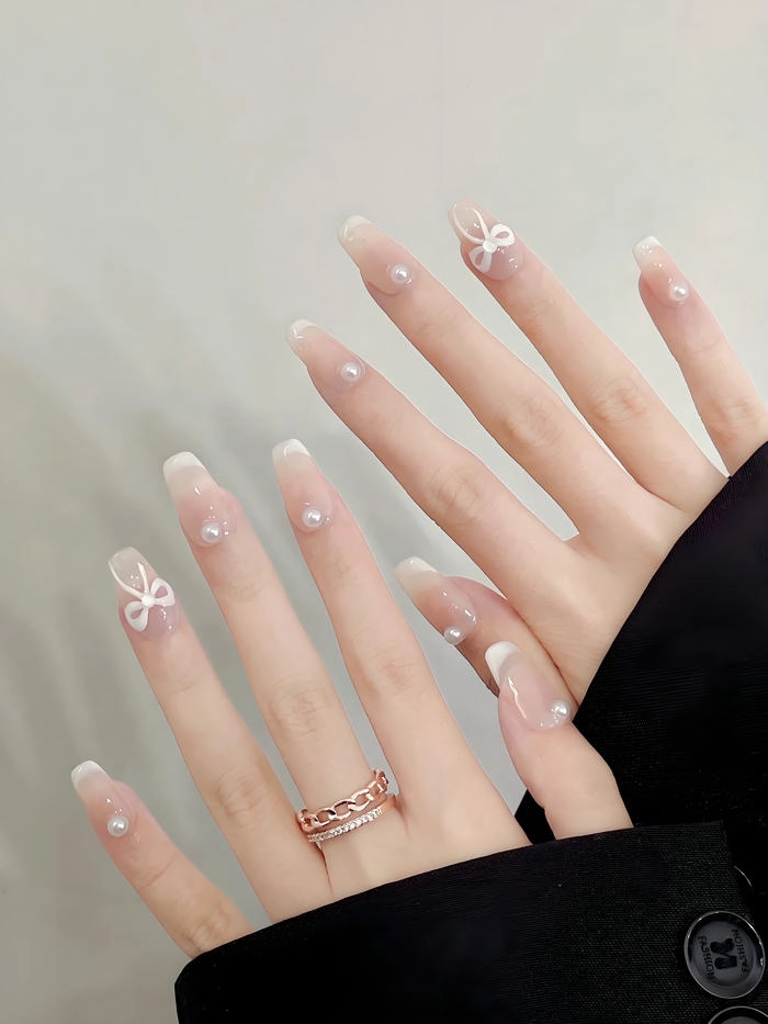 Mẫu nail đính ngọc trai nền tím nhạt