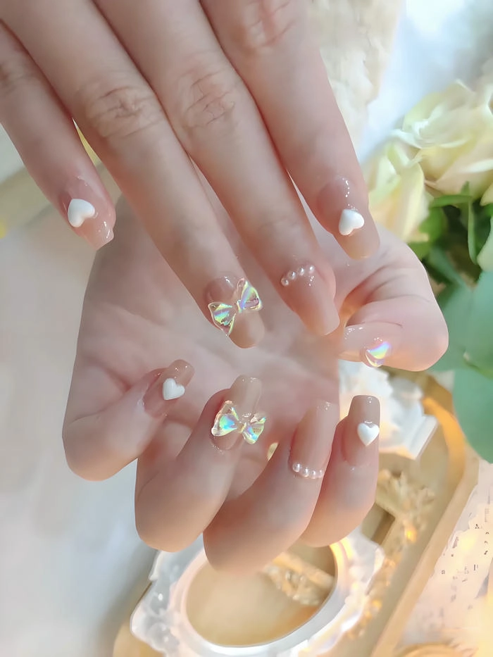 Mẫu nail đính ngọc trai nền trắng