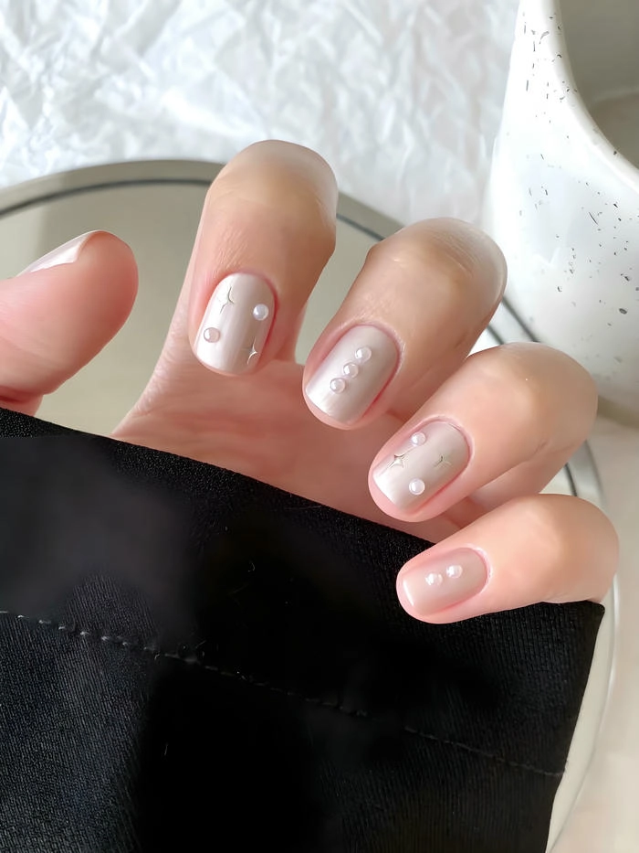 Mẫu nail đính ngọc trai nhẹ nhàng