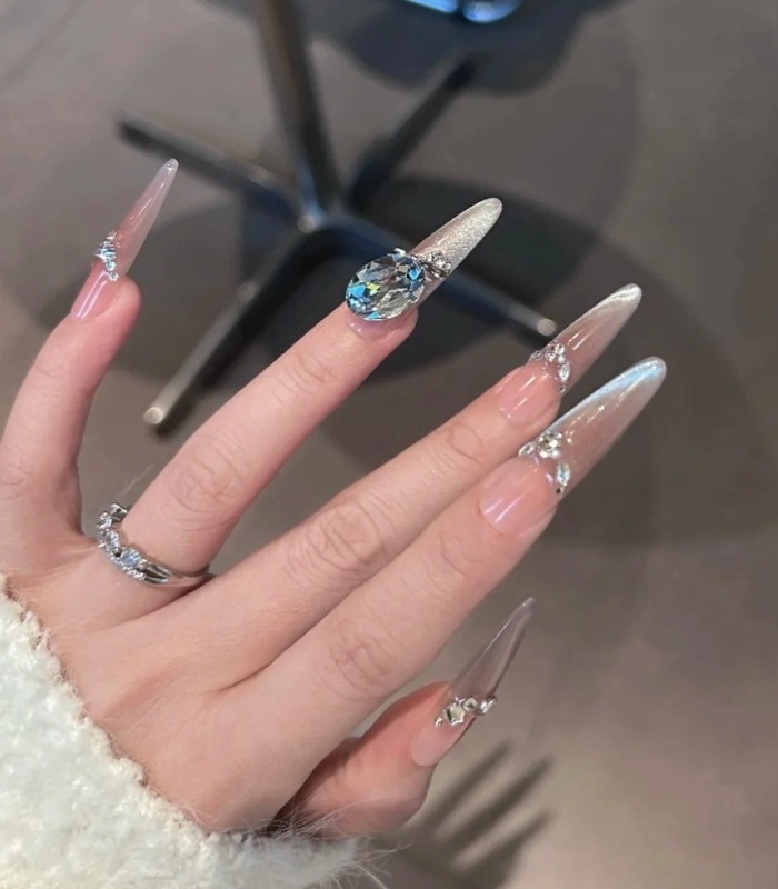 Mẫu nail hồng sơn thạch có đá