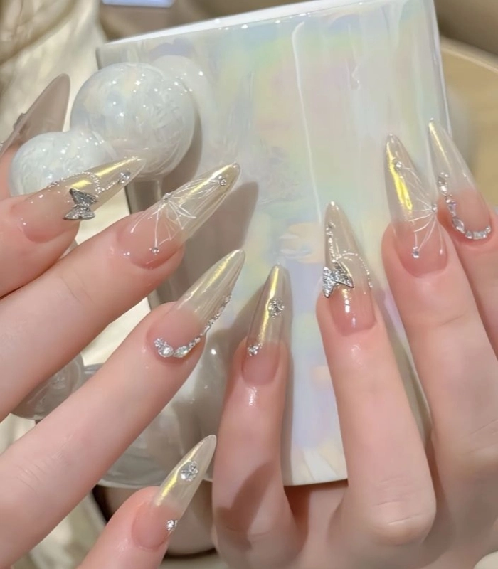Mẫu nail màu hồng đính đá bling