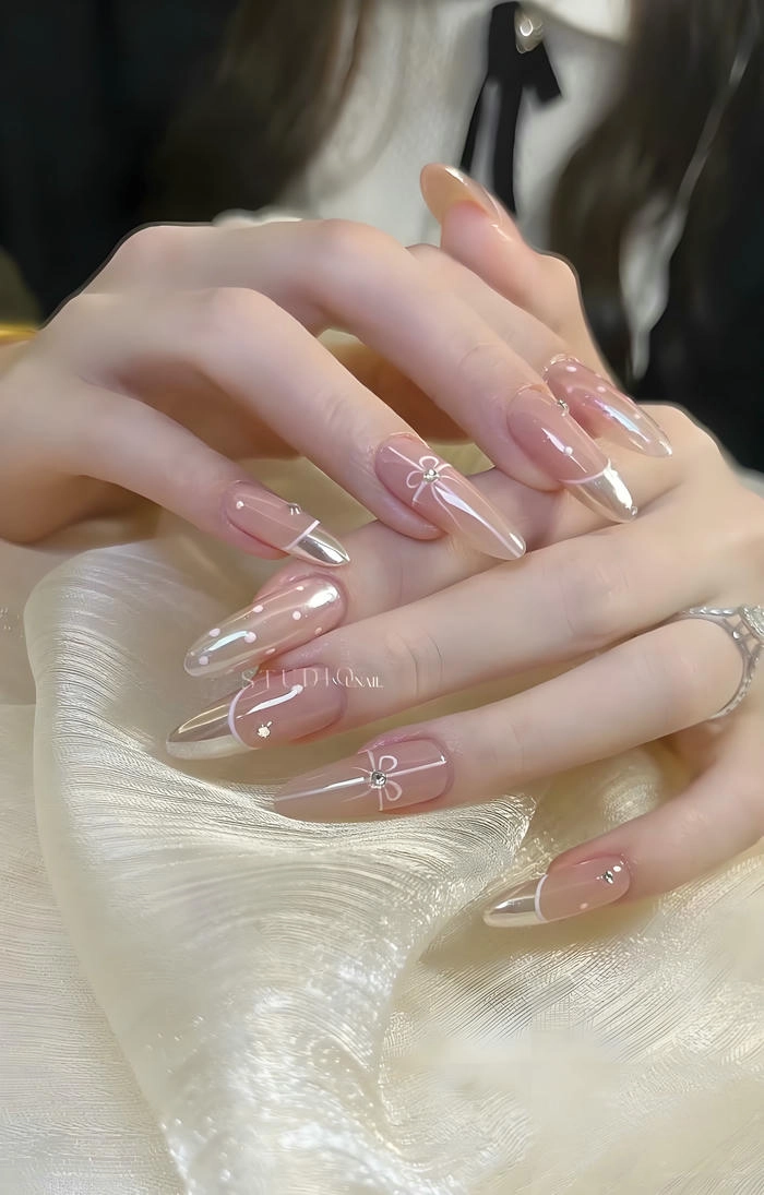 Mẫu nail màu ngọc trai hot trend