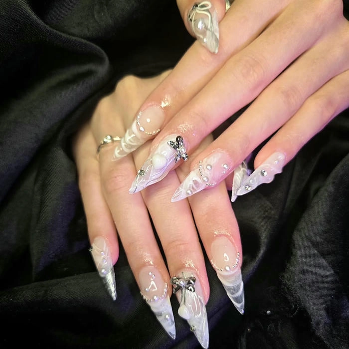 Mẫu nail sơn thạch đính đá nhẹ nhàng