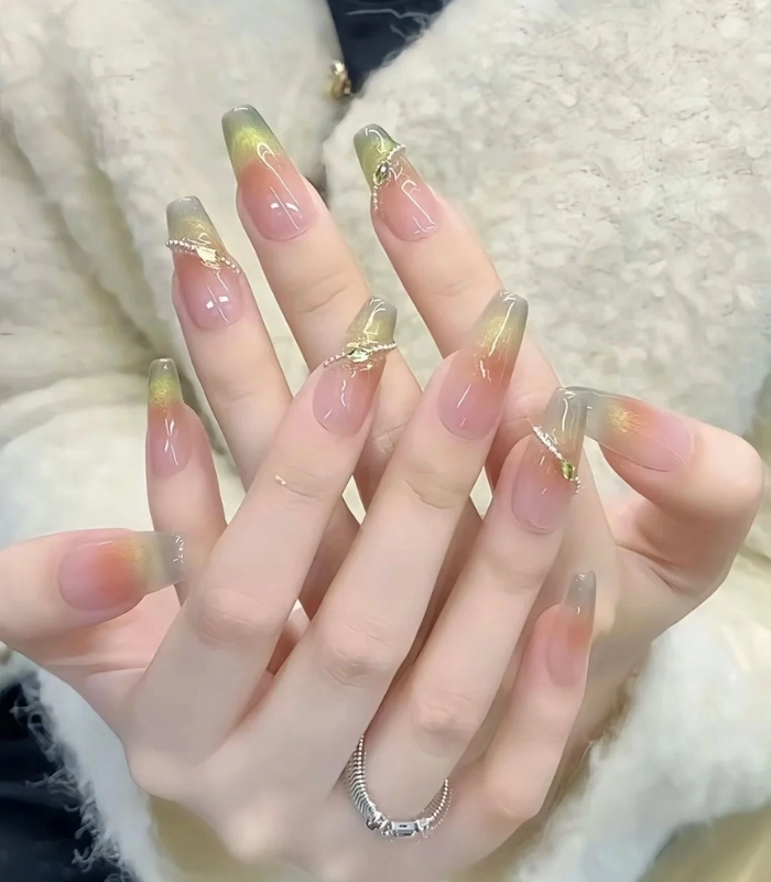 Mẫu nail thạch hồng đính đá