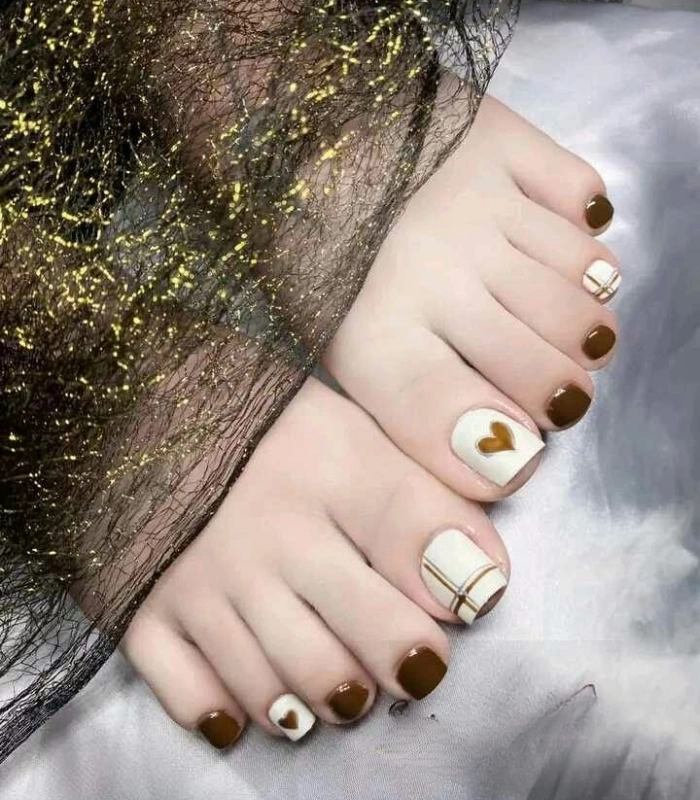 Màu nâu tây móng chân chuẩn da