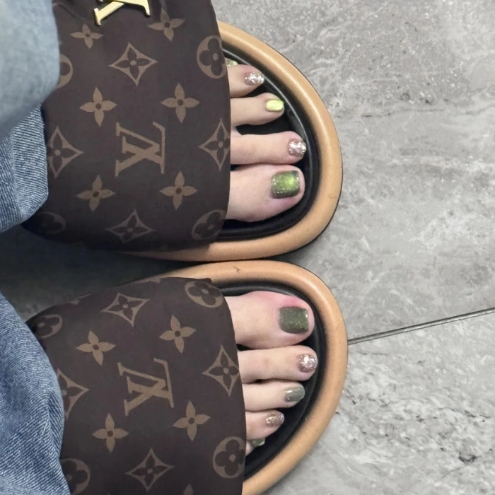 Màu sơn móng chân xanh rêu pastel