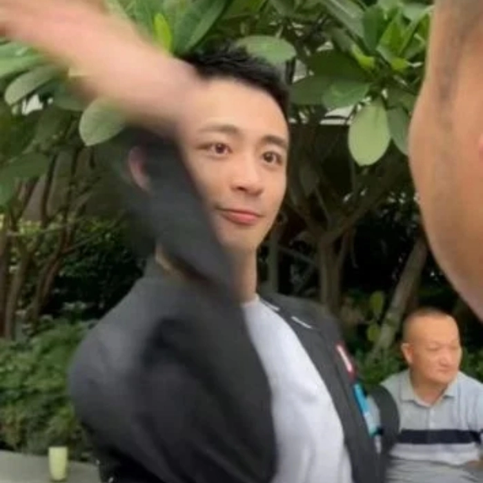 Meme tát dép hài hước