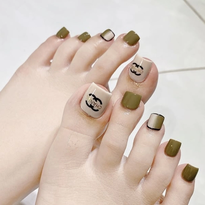 Móng chân đẹp phối xanh rêu nhạt