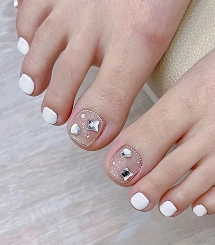 Nail chân màu trắng sữa hiện đại