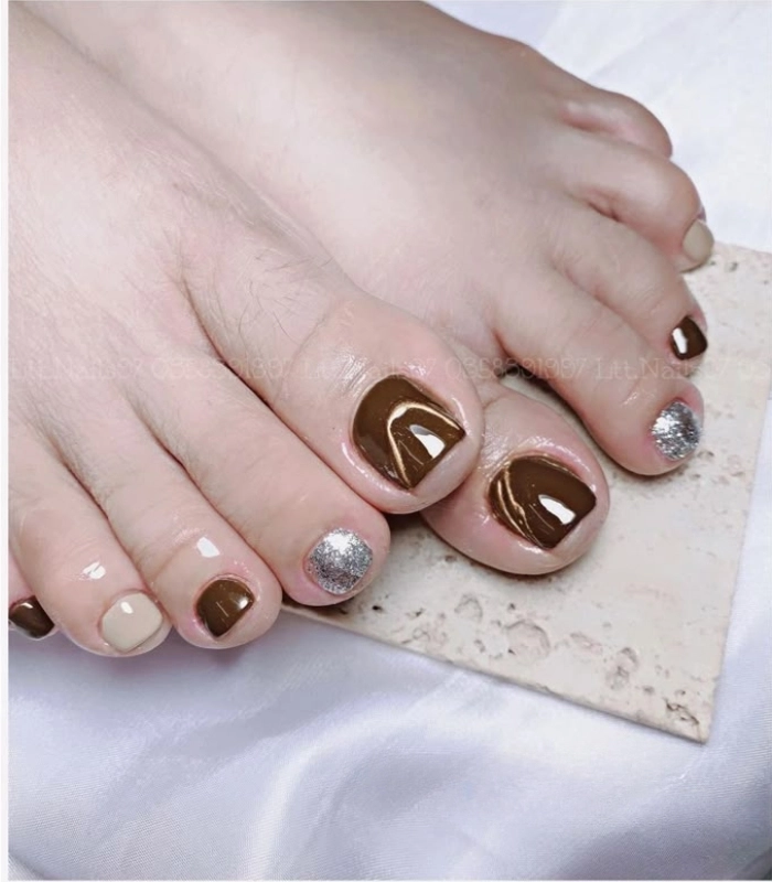 Nail chân nâu tây tối giản