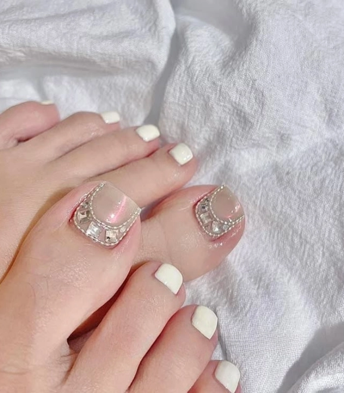 Nail chân trắng sữa có họa tiết