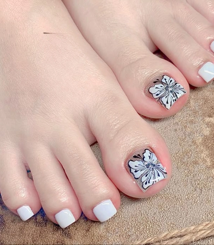 Nail chân trắng sữa đính charm