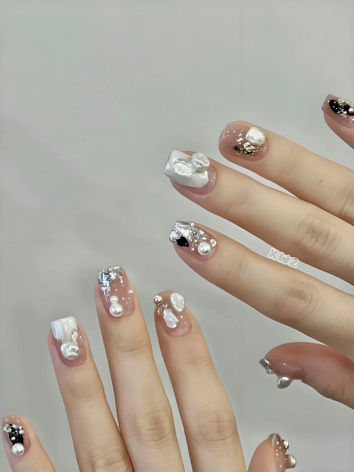 Nail đính đá ngọc trai hiện đại