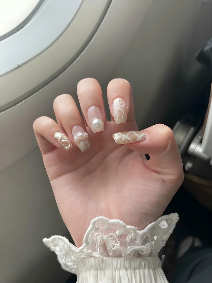Nail đính đá ngọc trai phong cách