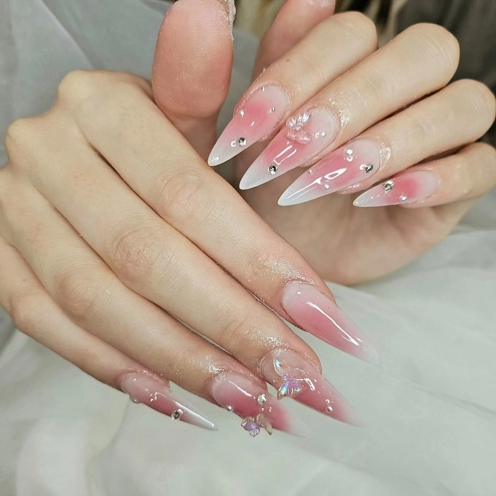 Nail đính đá sang trọng màu đỏ