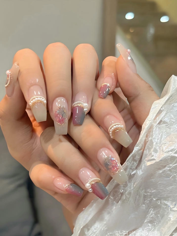 Nail đính ngọc trai đậm chất cổ điển