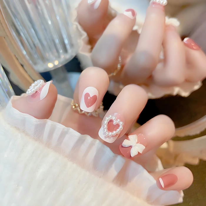 Nail đính ngọc trai dễ thương