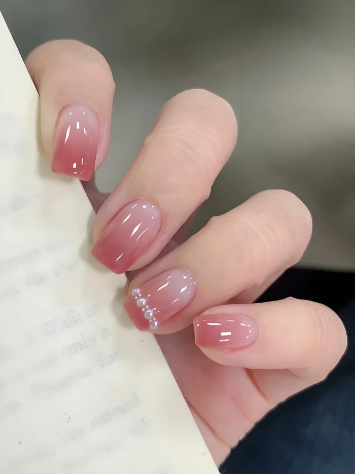 Nail đính ngọc trai hợp da ngăm