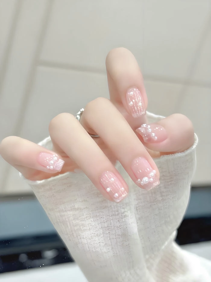 Nail đính ngọc trai tiểu thư