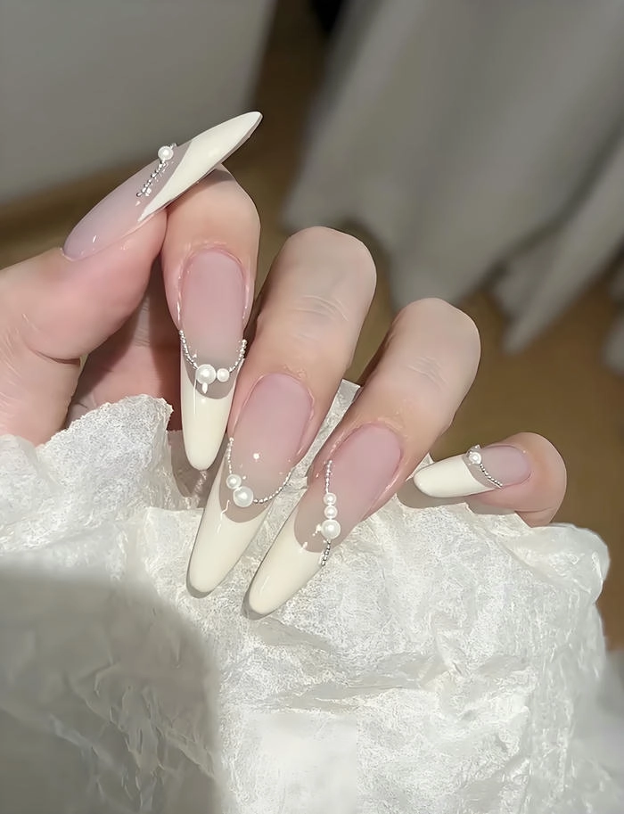 Nail đính ngọc trai trắng sữa