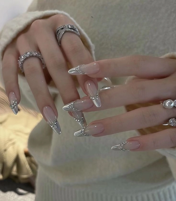 Nail màu đỏ đính đá sang trọng