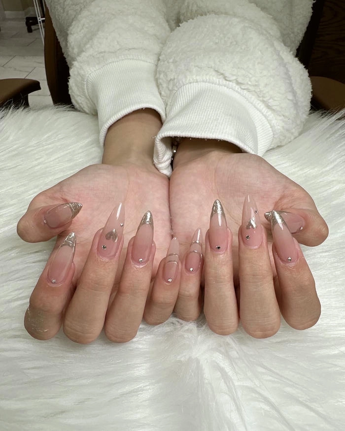 Nail màu hồng thạch dịu nhẹ đính đá