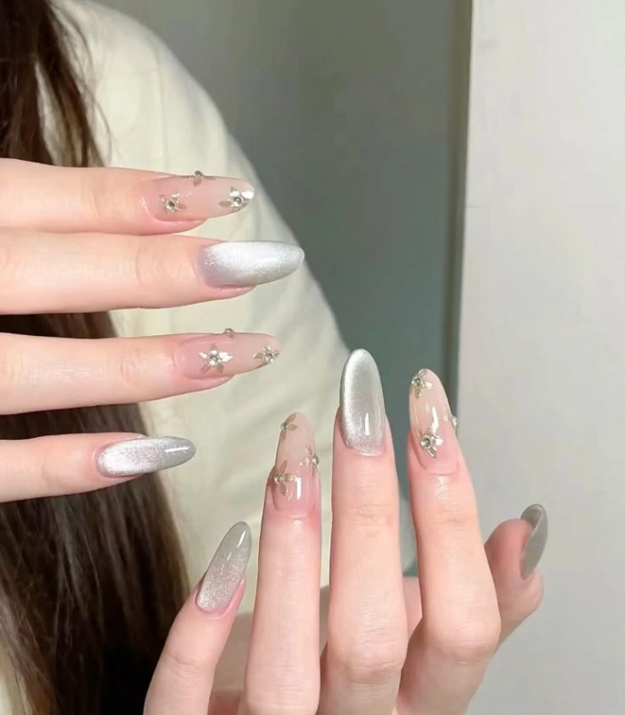 Nail sơn thạch đỏ đính đá nổi bật