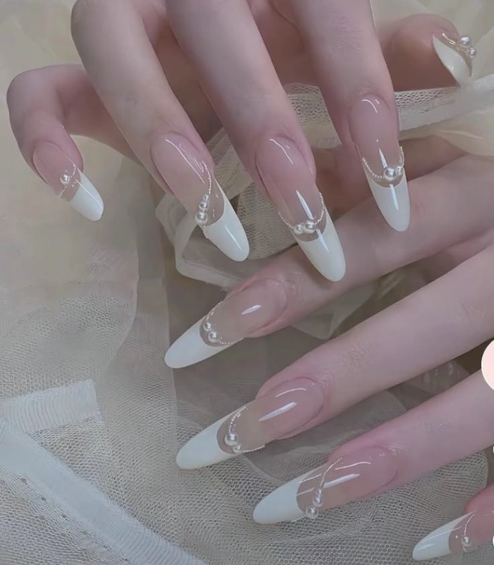 Nail thạch hồng có đá trang trí