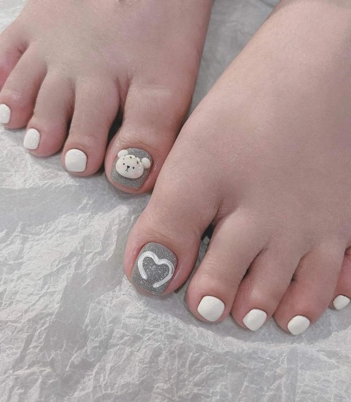 Những mẫu nail chân màu trắng sữa