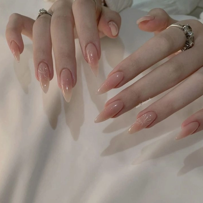 các mẫu nail đơn giản sang trọng