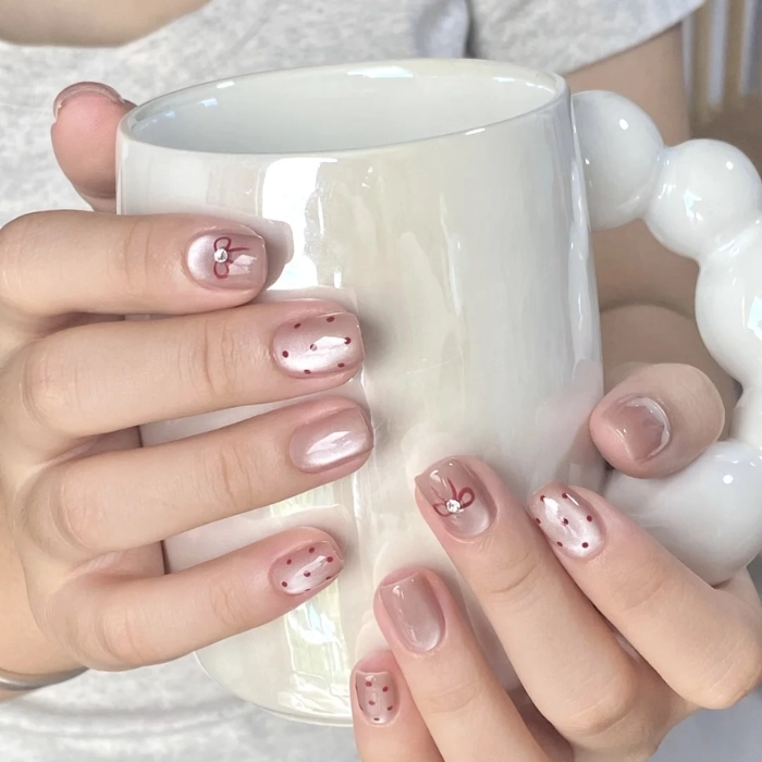 mẫu móng tay ngắn đẹp màu hồng mắt mèo