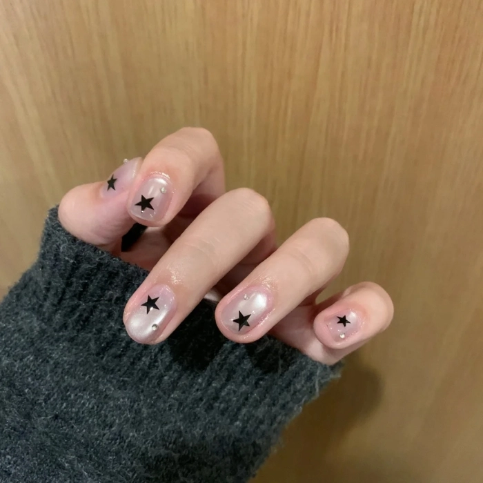 mẫu móng tay ngắn đẹp nhẹ nhàng đính nhũ