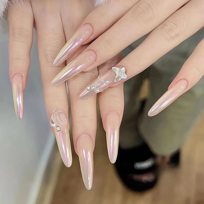 mẫu nail đơn giản đính đá sang trọng