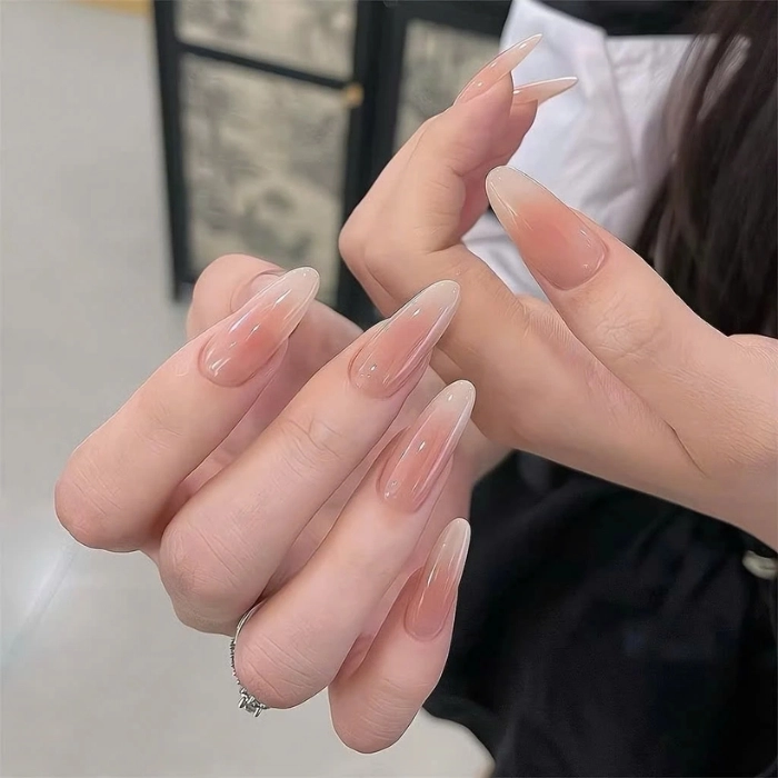 mẫu nail đơn giản sang trọng kiểu móng nhọn