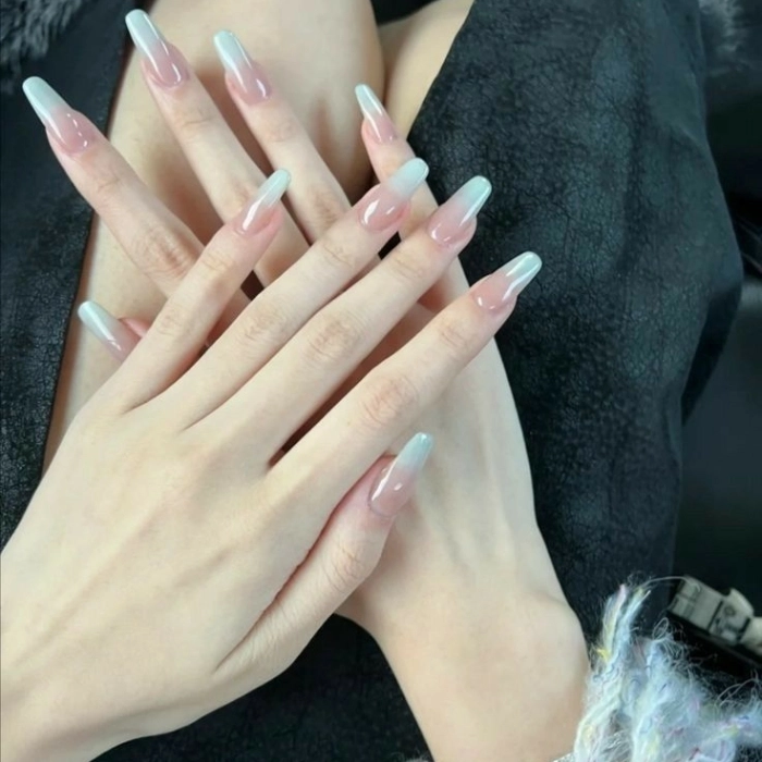 mẫu nail đơn giản sang trọng với móng vuông