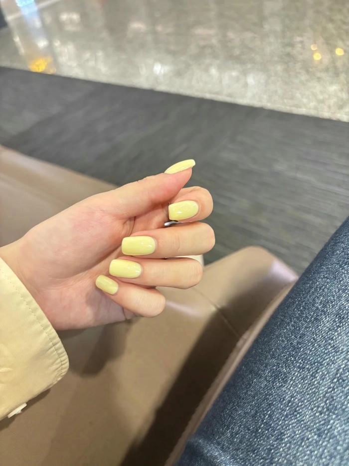 mẫu nail sơn trơn màu vàng nhạt