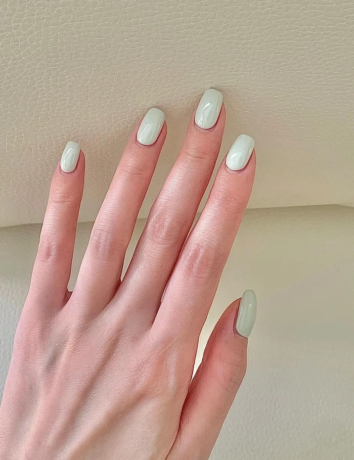 mẫu nail sơn trơn màu xanh bạc tone da