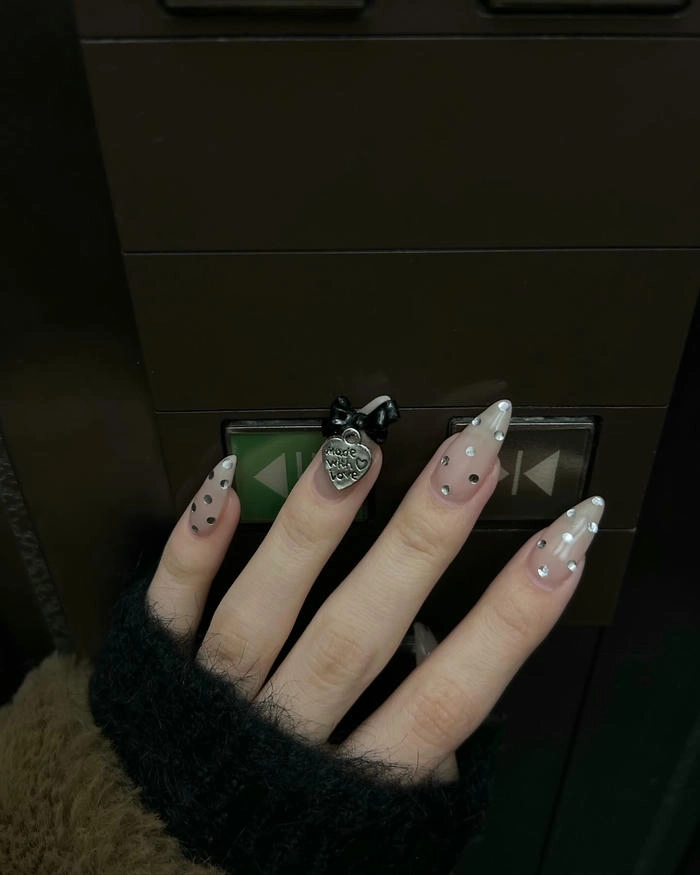 mẫu nail tay đính đá
