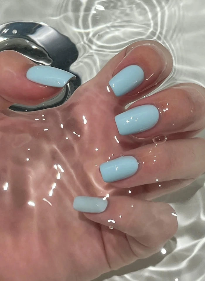 mẫu nail trơn màu xanh da trời tone da