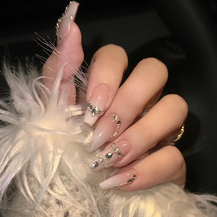 nail đính đá mẫu móng tay đẹp nhẹ nhàng