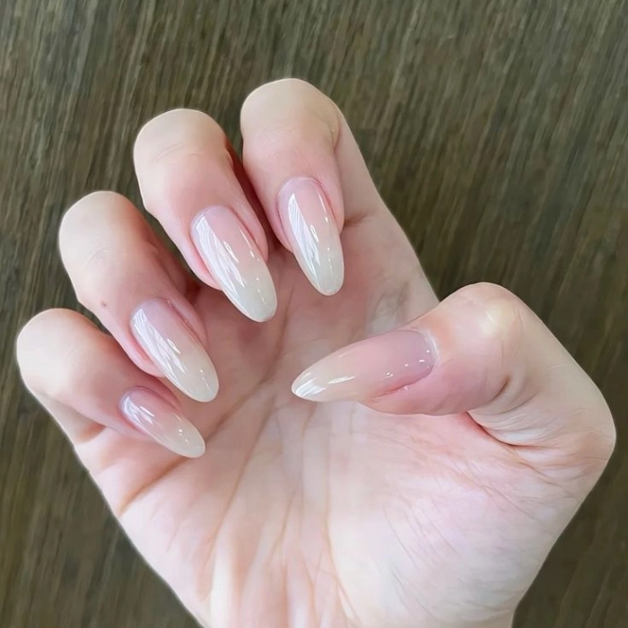 thiết kế nail đơn giản sang trọng màu trắng