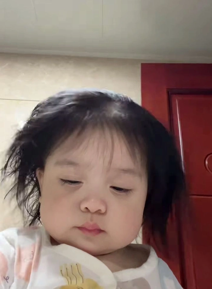Cô gái meme buồn ngủ nằm gục bàn với biểu cảm uể oải