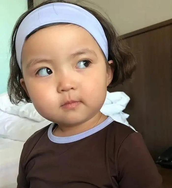 Hình meme liếc mắt buồn cười với biểu cảm gian xảo ngộ nghĩnh