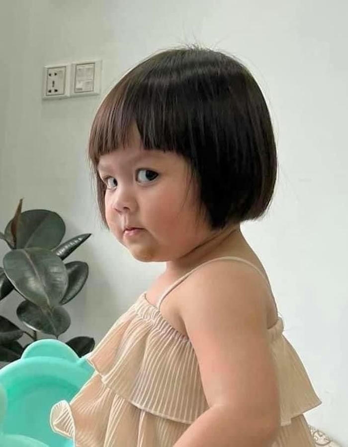 Meme liếc biểu cảm sinh động