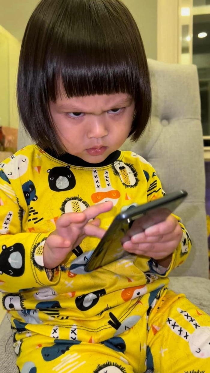 Meme liếc được chia sẻ rộng rãi