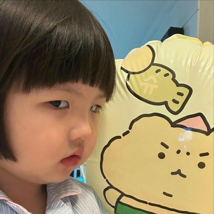 Meme liếc mang phong cách hài hước