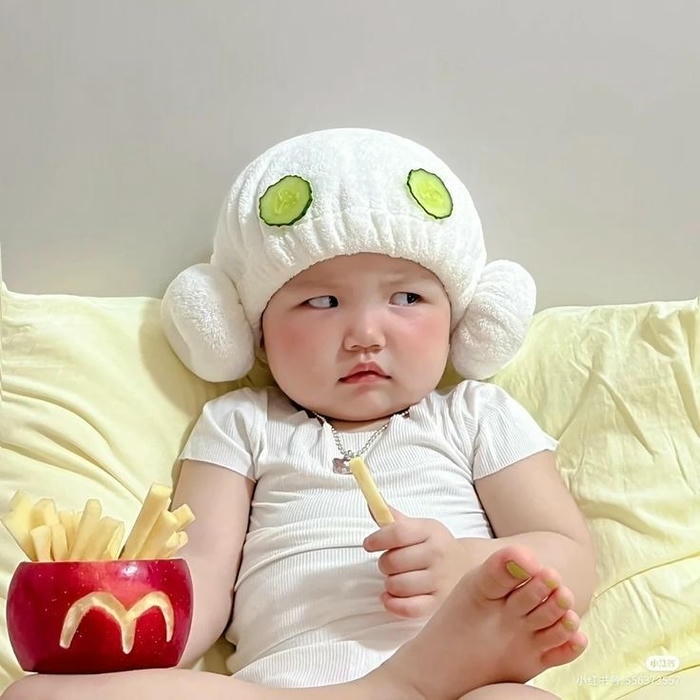 Meme liếc nhìn một cách tinh tế