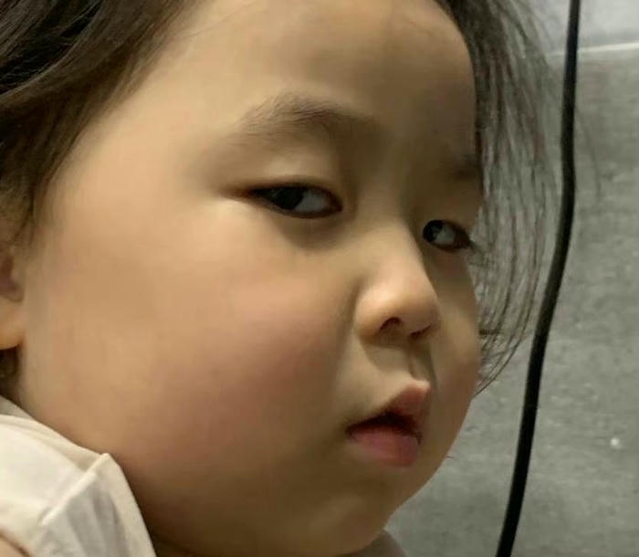 Meme liếc tạo trend trên mạng xã hội