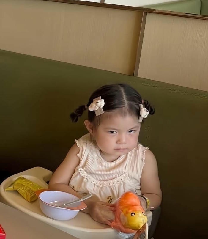 Meme liếc xéo tinh nghịch
